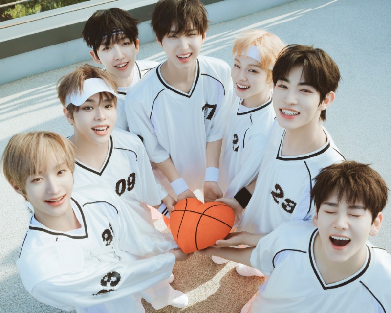 킥플립 미니 3집 단체 (2)_왼쪽 아래부터 시계방향으로 동화, 아마루, 동현, 주왕, 케이주, 민제, 계훈.jpg