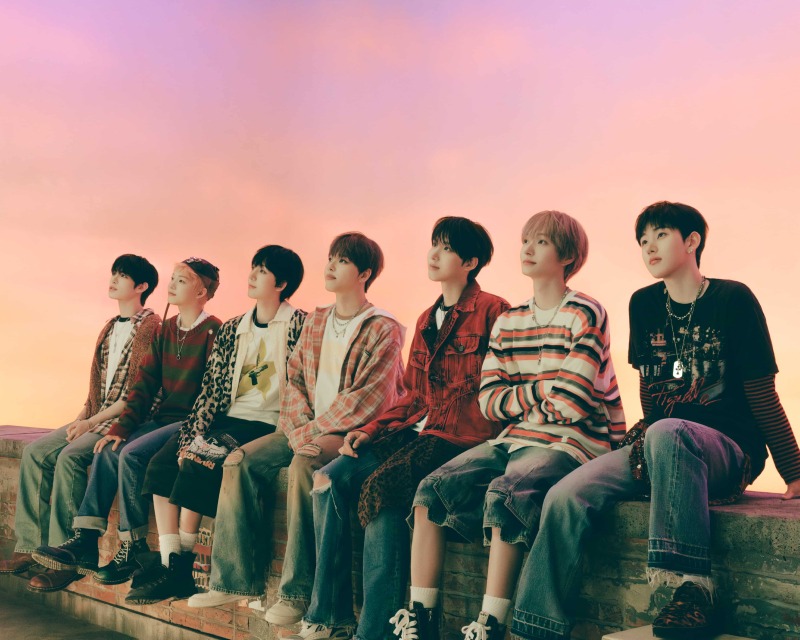 킥플립_미니 3집 'My First Flip' 단체 (1) (왼쪽부터 민제, 케이주, 동현, 아마루, 주왕, 동화, 계훈).jpg