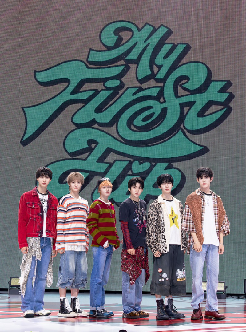 킥플립 미니 3집 프레스 쇼케이스 이미지 (1) (왼쪽부터_주왕, 동화, 케이주, 계훈, 동현, 민제).jpg