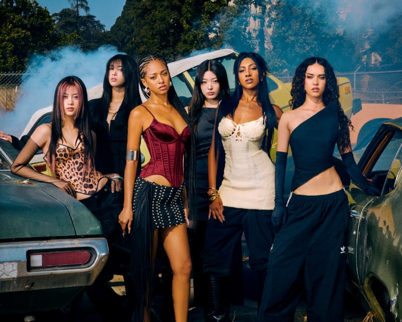 캣츠아이_BEAUTIFUL CHAOS 콘셉트 포토_CHAOTIC 버전_(왼쪽부터)   메간_소피아_마농_윤채_라라_다니엘라.jpg