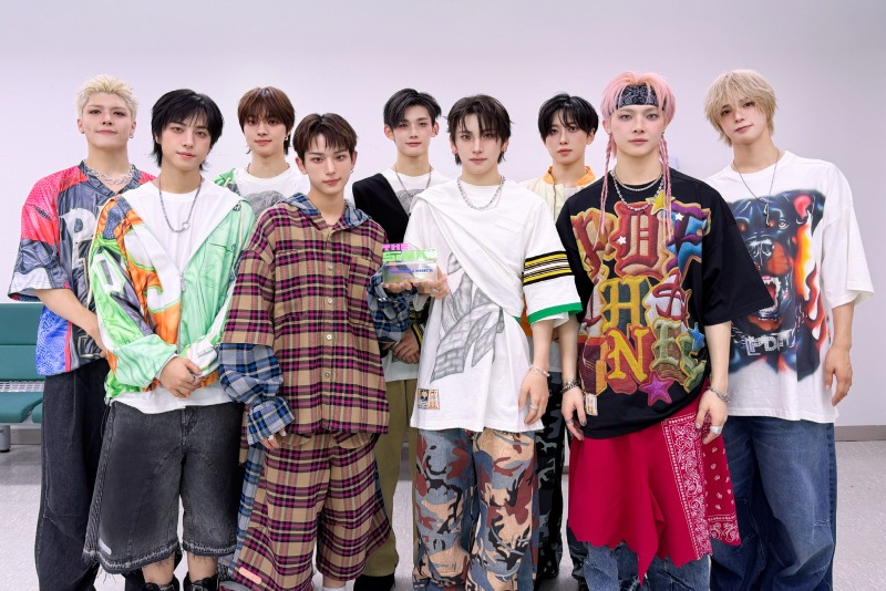 &TEAM_더쇼 1위_단체.jpg