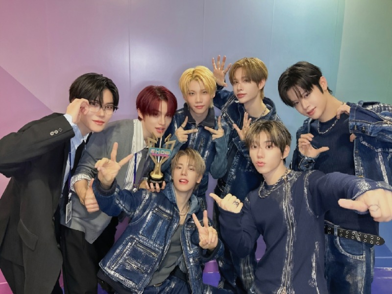 20251120_클로즈 유어 아이즈.jpg