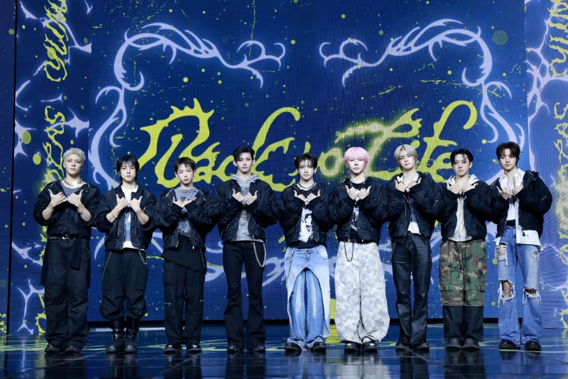 &TEAM_한국 데뷔 앨범 발매 기념 쇼케이스_단체.jpg