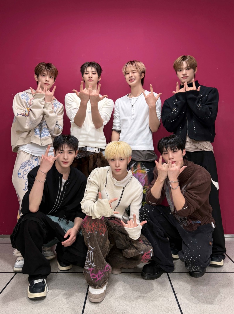 NEXZ 미니 3집 음악 방송 단체 이미지(왼쪽 위부터 시계방향_유키, 유우, 토모야, 세이타, 소 건, 휴이, 하루).JPG