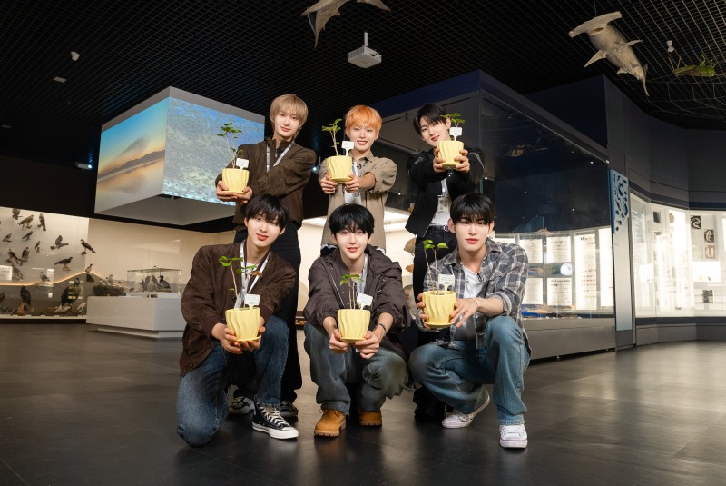 킥플립 'JYP 4 EARTH' 이미지.jpg