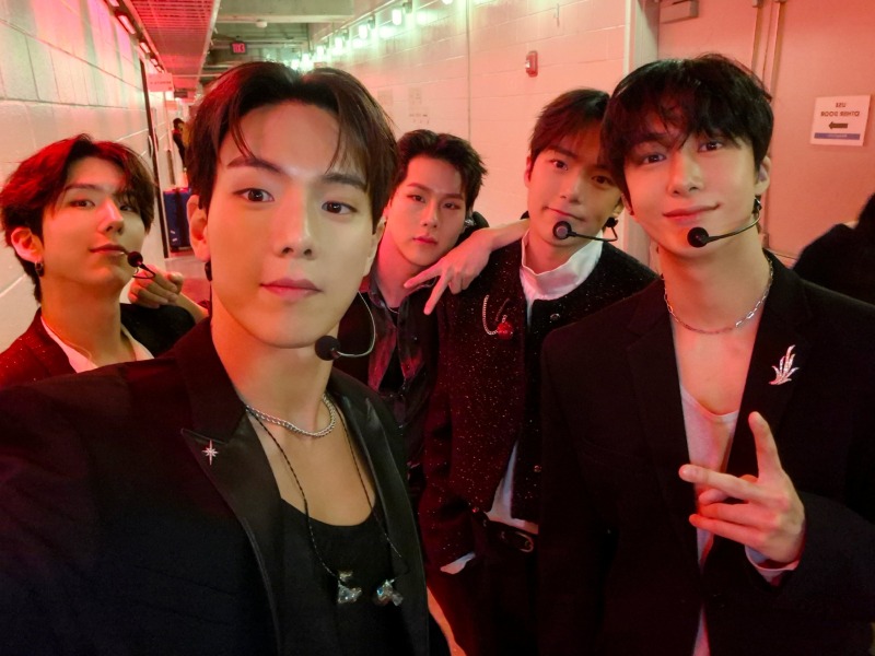 02_몬스타엑스_미국 징글볼 투어 성료_사진(2).jpg