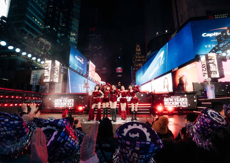 르세라핌_미국_뉴 이어스 로킹 이브_현장사진 02_Courtesy of Dick Clark Productions.jpg