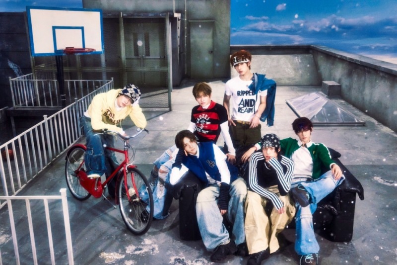 02 TWS 미니4집 오피셜 포토_play mode_단체 (3).jpg