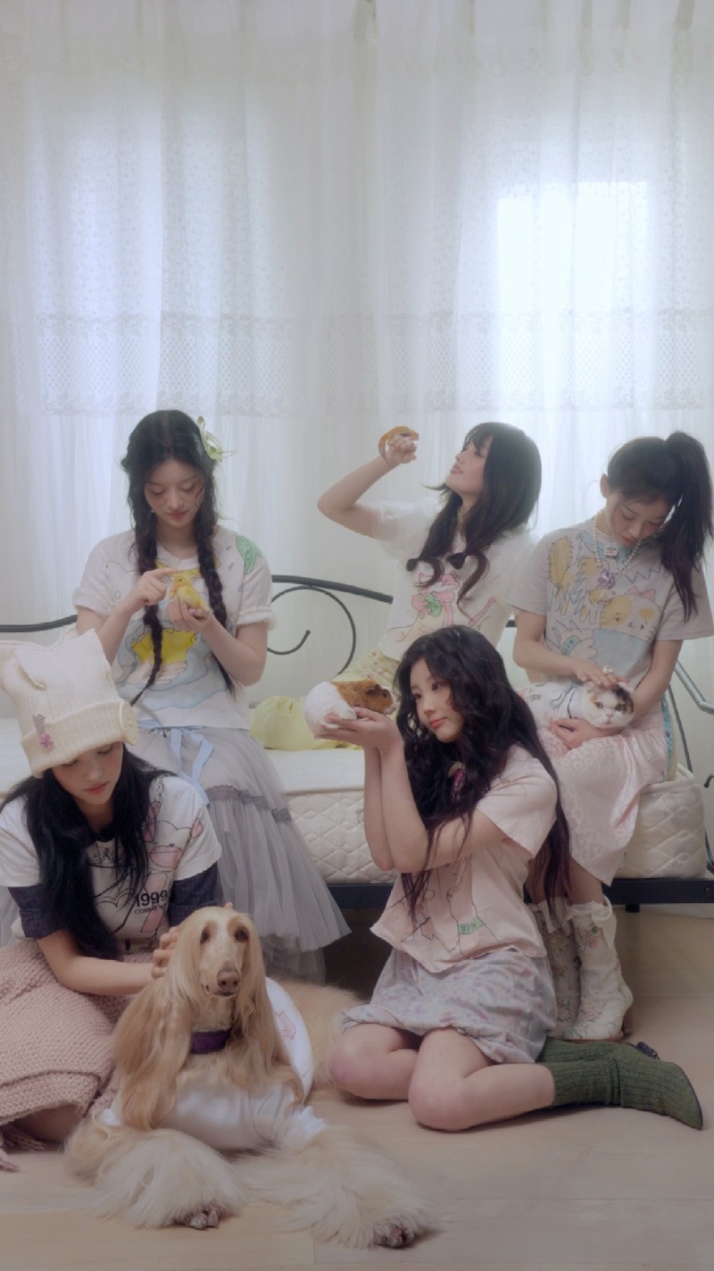 아일릿 (6) 미니 4집 PAW PAW 버전 콘셉트 필름_단체 (1).jpg