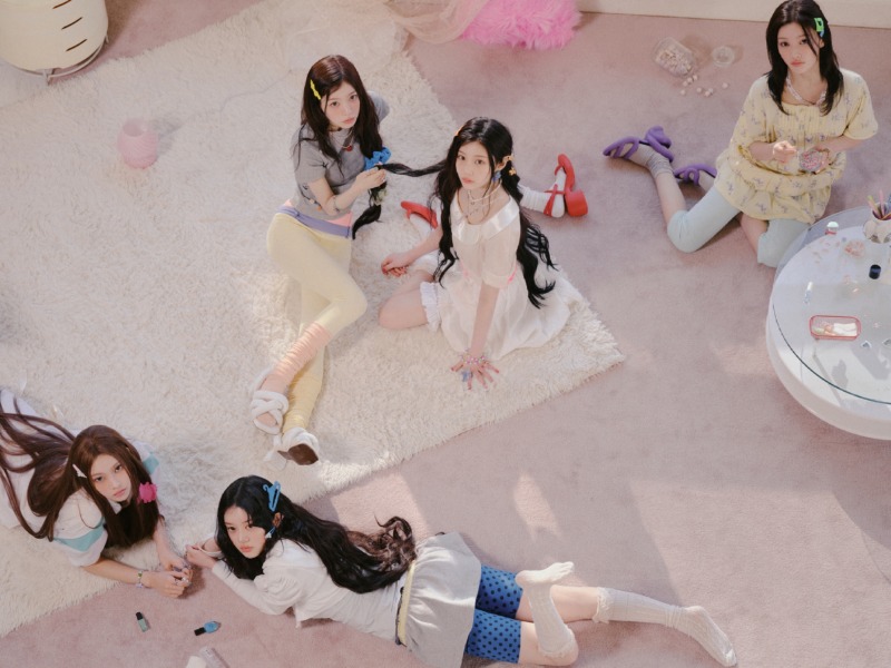 아일릿 미니 4집 GRWM 콘셉트 포토 (2) 단체.jpg