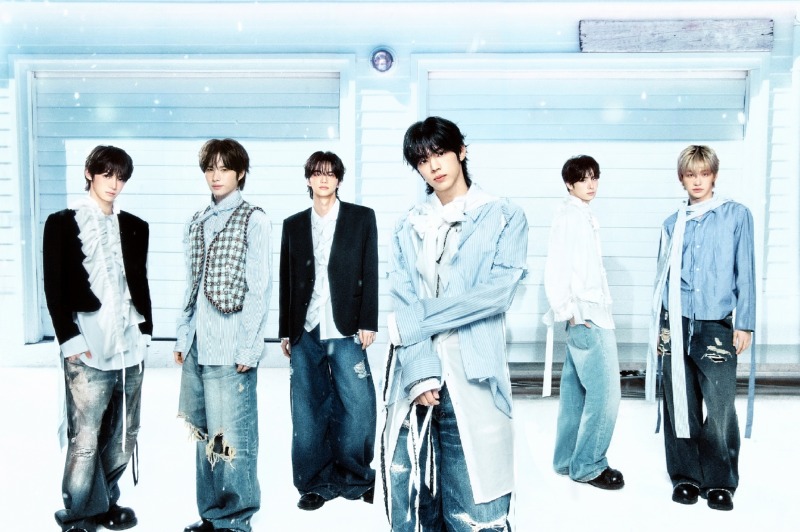 01 TWS 미니 5집 'FINAL MOVE' 버전 단체 사진.jpg