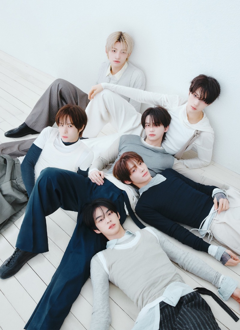 01 TWS 미니 5집 콤팩트 버전 'HUSH'_단체.jpg