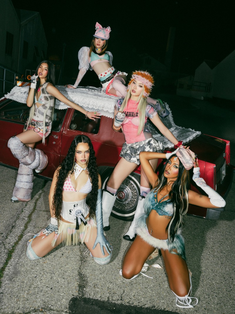 KATSEYE PINKY UP Photo 3 (2).jpg