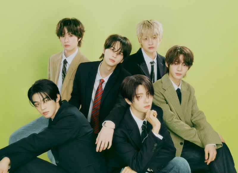 01 TWS 미니 5집 콤팩트 버전 'RUSH' 오피셜 포토_단체.jpg