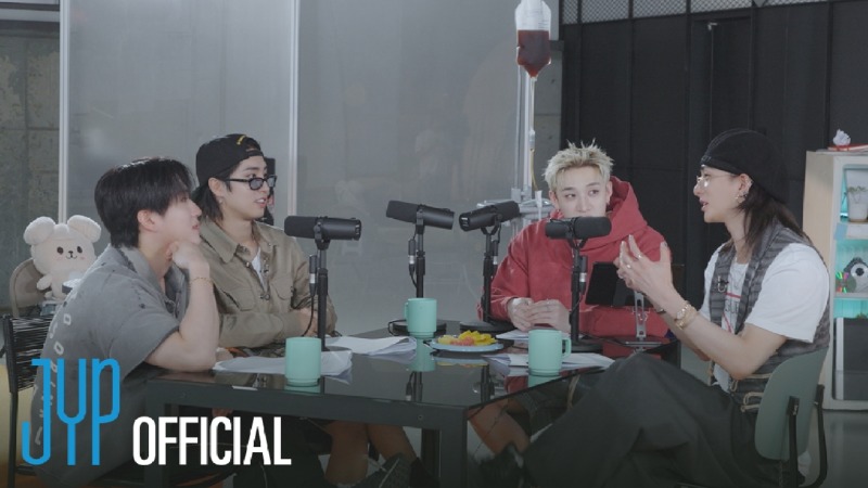 스트레이 키즈 'THIS & THAT' 인트로 영상 섬네일 이미지.jpg