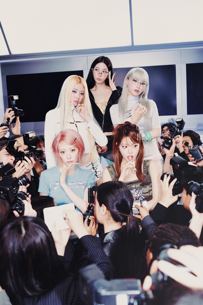 르세라핌 싱글 2집 OUR DELUSION Ver. 단체 (1).jpg