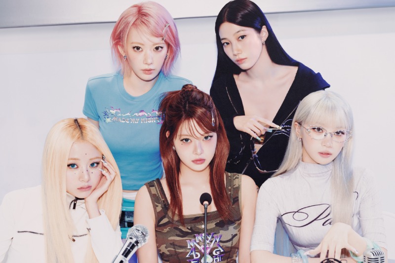 르세라핌 싱글 2집 OUR DELUSION Ver. 단체 02 (1).jpg