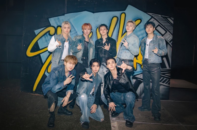 스트레이 키즈 'STRAYCITY' 단체 이미지(출처_JYP엔터테인먼트).jpg